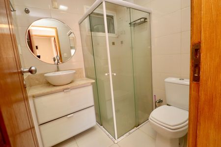 Banheiro de apartamento para alugar com 2 quartos, 86m² em Costa Azul, Salvador