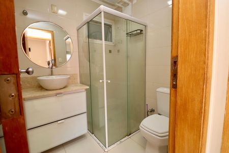 Banheiro de apartamento para alugar com 2 quartos, 86m² em Costa Azul, Salvador