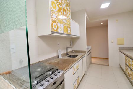 Cozinha de apartamento para alugar com 2 quartos, 86m² em Costa Azul, Salvador