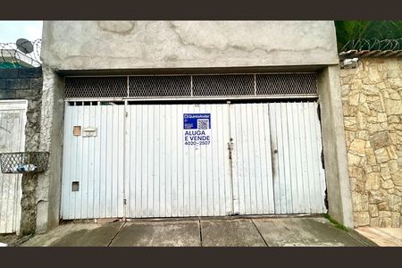 Placa instalada na fachada do imóvel de casa à venda com 4 quartos, 171m² em Jardim Presidente Dutra, Guarulhos
