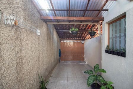 Garagem de casa à venda com 2 quartos, 83m² em Arvoredo, Contagem
