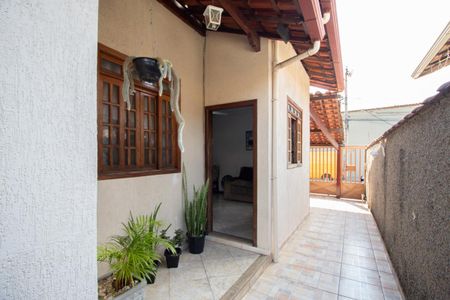 Fachada de casa à venda com 2 quartos, 83m² em Arvoredo, Contagem