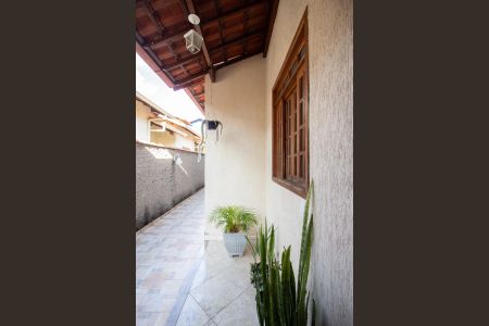 Varanda de casa à venda com 2 quartos, 83m² em Arvoredo, Contagem