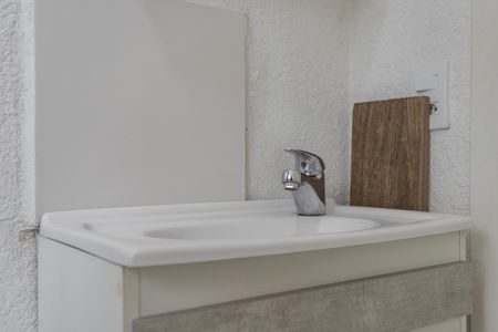 Banheiro de apartamento para alugar com 2 quartos, 44m² em Mário Quintana, Porto Alegre