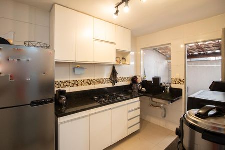 Cozinha de casa de condomínio à venda com 2 quartos, 75m² em Nacional, Contagem