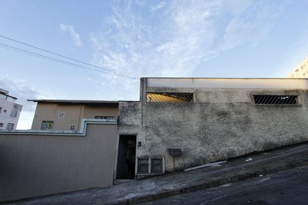Fachada de casa para alugar com 2 quartos, 52m² em Estrela do Oriente, Belo Horizonte