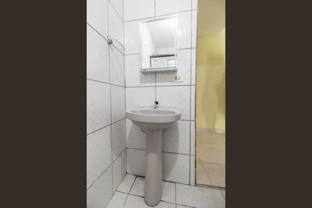 Banheiro de casa para alugar com 2 quartos, 44m² em Parque Jandaia, Carapicuíba