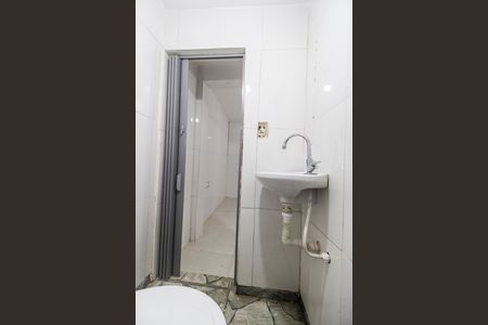 Banheiro de kitnet/studio para alugar com 1 quarto, 19m² em Parque Jandaia, Carapicuíba