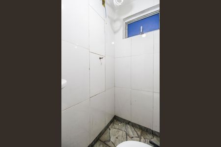 Banheiro de kitnet/studio para alugar com 1 quarto, 19m² em Parque Jandaia, Carapicuíba