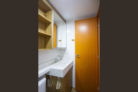 Banheiro de apartamento para alugar com 2 quartos, 48m² em Colubandê, São Gonçalo
