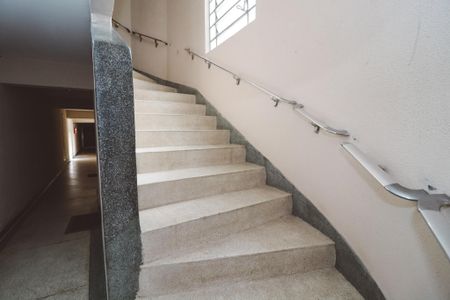 Apartamento à venda com 58m², 2 quartos e 1 vaga Apartamento à venda com 58m², 2 quartos e 1 vagaEscada
