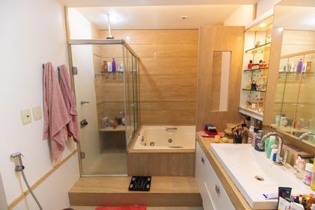 Banheiro da Suíte 1 de apartamento para alugar com 4 quartos, 500m² em Ingá, Niterói