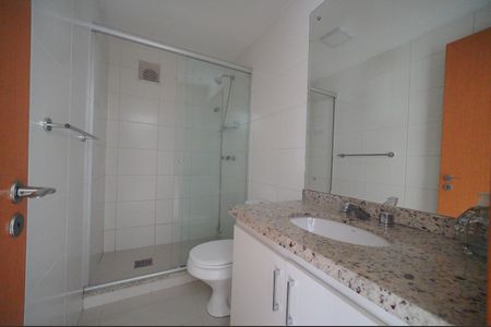 Banheiro  de apartamento para alugar com 1 quarto, 56m² em Petrópolis, Porto Alegre