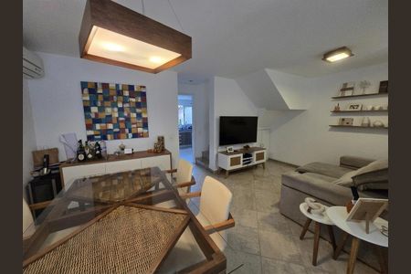 Sala de casa de condomínio à venda com 3 quartos, 170m² em Itaipu, Niterói