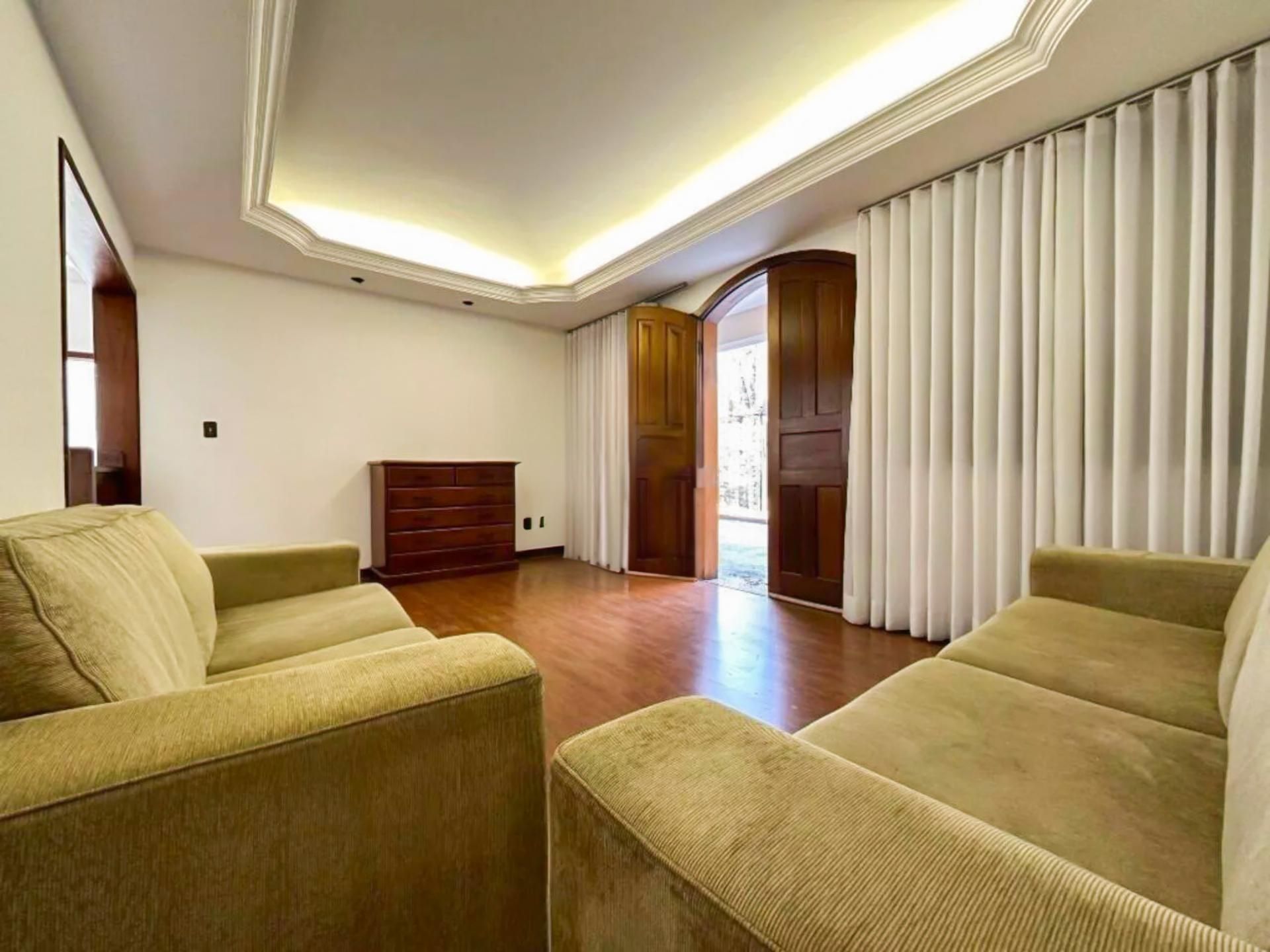 Casa com 4 quartos — Alto Caiçaras, Belo Horizonte