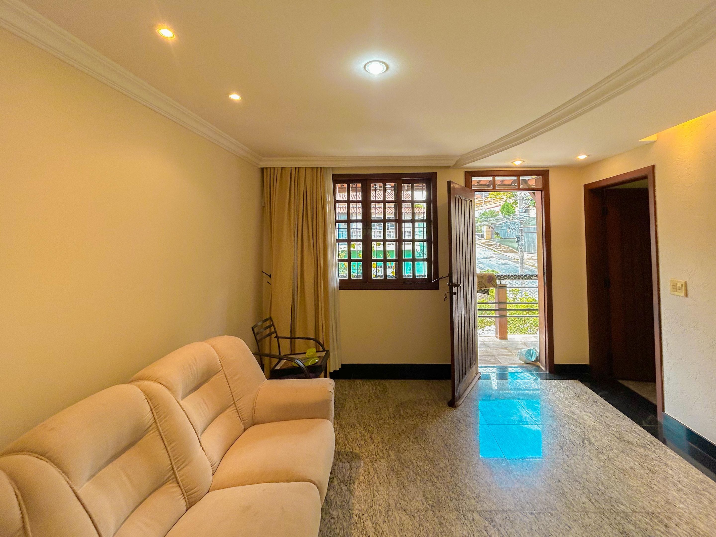 Casa com 4 quartos — Heliópolis, Belo Horizonte