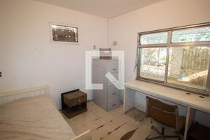 Foto do imóvel - Casa com quintal disponível para comprar, possui 1 quarto. Excelente oportunidade para compra e.