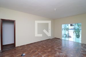 Foto do imóvel - Alugar casa no Jardim Carioca com piscina e quintal, 3 quartos.