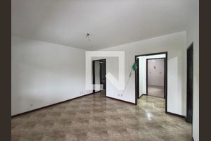 Foto do imóvel - Aluguel de casa em condomínio com 3 quartos, 1 suíte e varanda.
