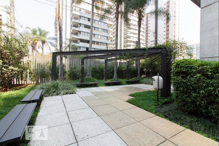 Alugue ou compre no condomínio em Alameda dos Jurupis, 896 Moema, São