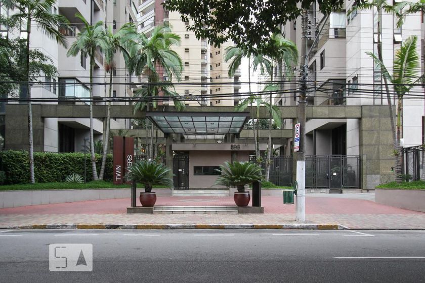 Alugue ou compre no condomínio em Alameda dos Jurupis, 896 Moema, São