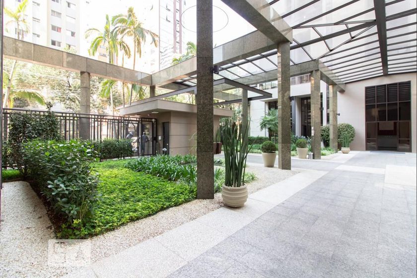 Alugue ou compre no condomínio em Alameda dos Jurupis, 896 Moema, São