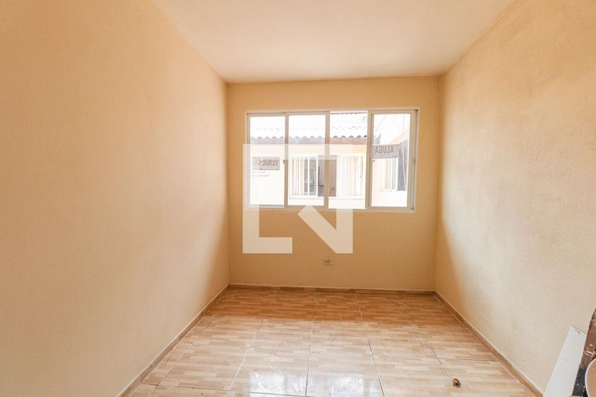 Apartamento com 2 quartos para alugar em Uberaba, Curitiba por R$ 1.450,00