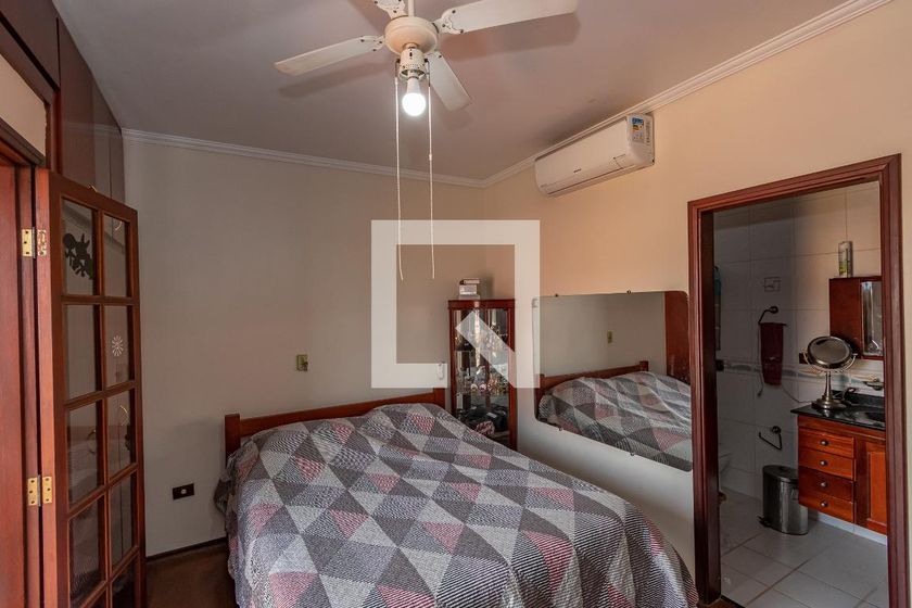 Casa à Venda - Mansões Santo Antônio, 4 Quartos,  220 m2 em , Campinas - sp | SoloBR