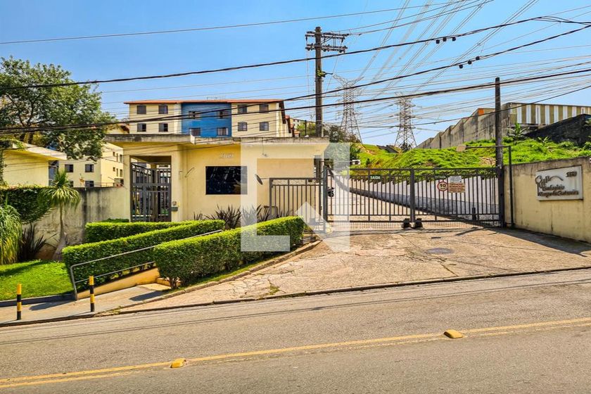 Condomínio em Avenida Coronel Sezefredo Fagundes, 5, Vila Mazzei - São ...