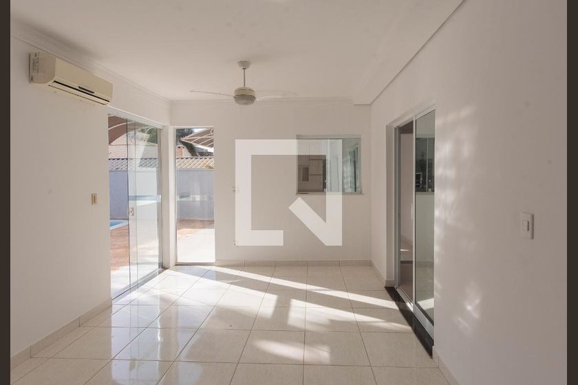 Casa à Venda - Swiss Park, 4 Quartos,  250 m2 em , Campinas - sp | SoloBR