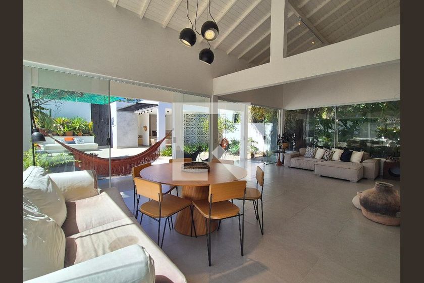 Casa, 4 quartos, 240 m² - Foto 1