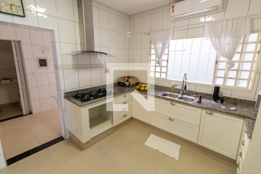 Casa à Venda - Mansões Santo Antônio, 4 Quartos,  275 m2 em , Campinas - sp | SoloBR