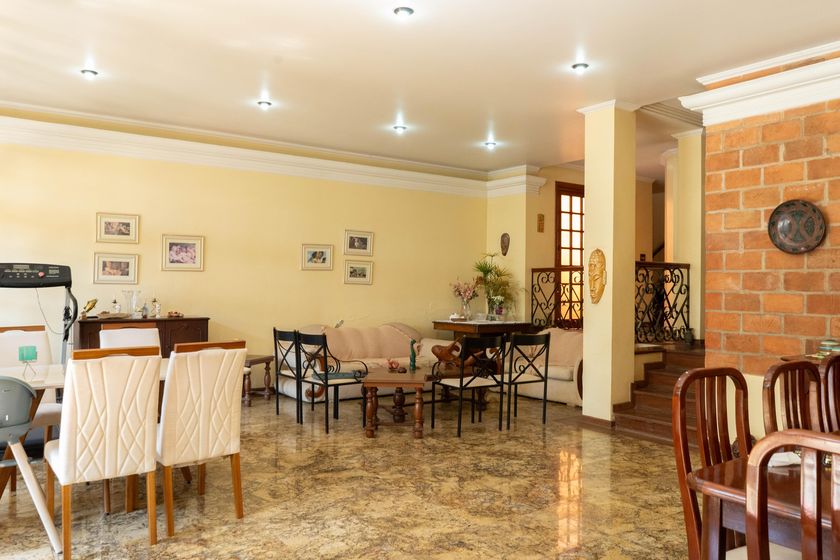 Kuća, 550 m²